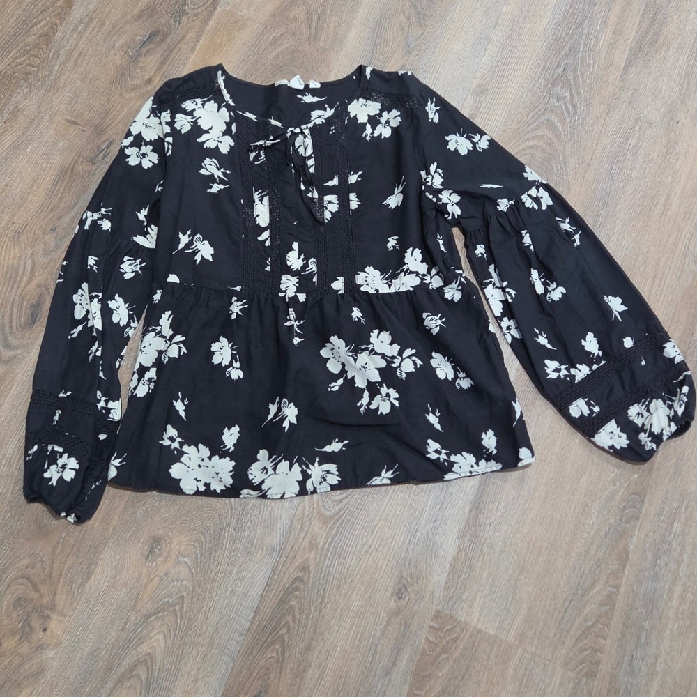 GAP Black White Floral Peplum Blouse Lace Trim Balloon Sleeve Tie Neck Medium